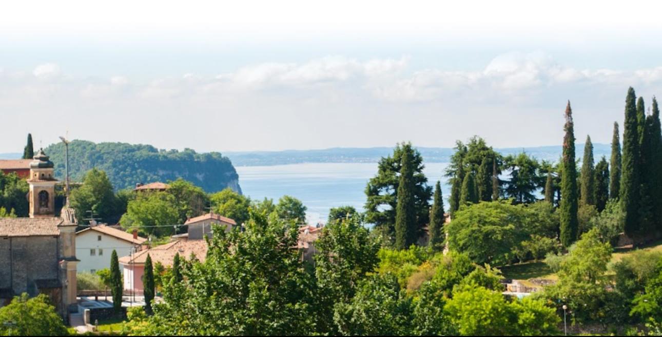 Vista del Lago di Garda dalla finestra di un appartamento de "Appartamenti alla lanterna"